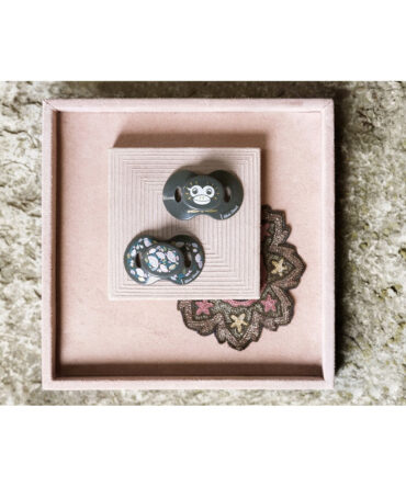 Chupete Playful Pepe Elodie Details
