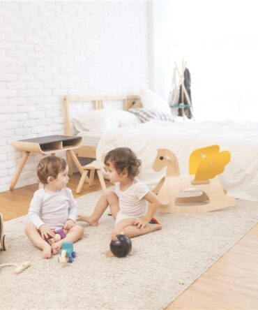 Silla y mesa negra Plan Toys