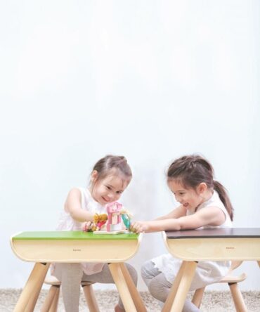 Silla y mesa negra Plan Toys