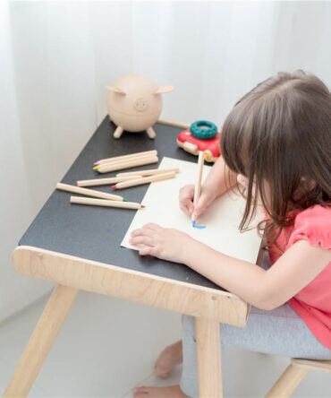 Silla y mesa negra Plan Toys