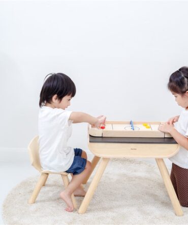 Silla y mesa negra Plan Toys