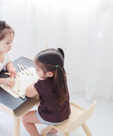Silla y mesa negra Plan Toys
