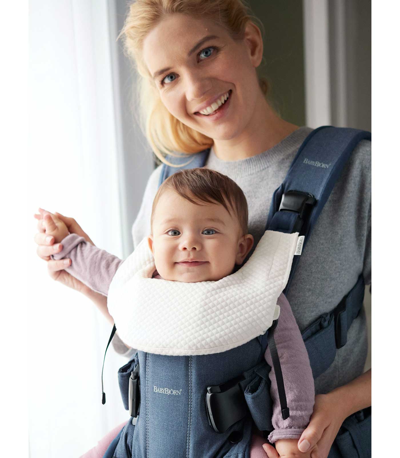 BabyBjorn babero para mochila porta bebé One blanco