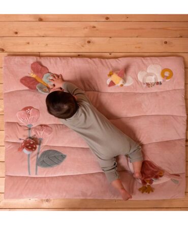 Alfombra de juegos flores y mariposas