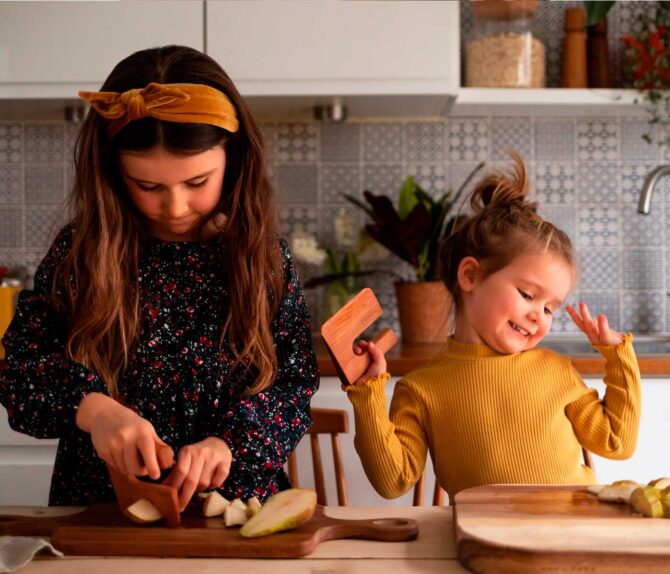 Cuchillo de madera para niños Skagfa Trakniv - seguro y divertido para aprender a cortar frutas y niños felices