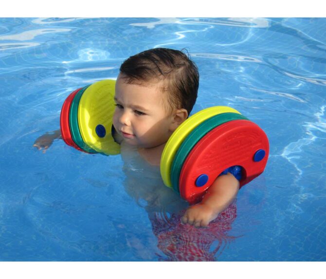 Niño de 2 años flotando en la pisicina con Manguitos flotador Delphin