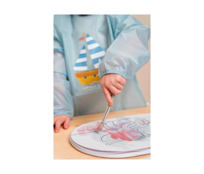 Detalle de niño pintando con Bata para manualidades infantil Sailors Little Dutch