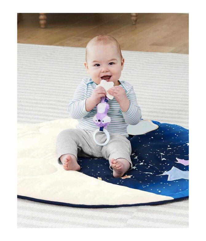 Bebé jugando sentado en Gimnasio de actividades para bebé celestial Dreams Skip HOP