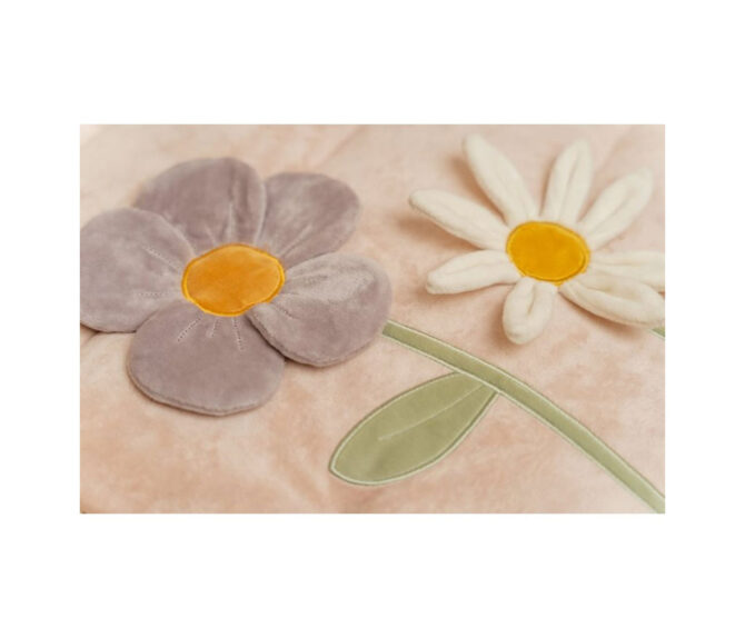 Detalle de las flores con texturas de la Manta de juegos para bebé Miffy Vintage Little flowers