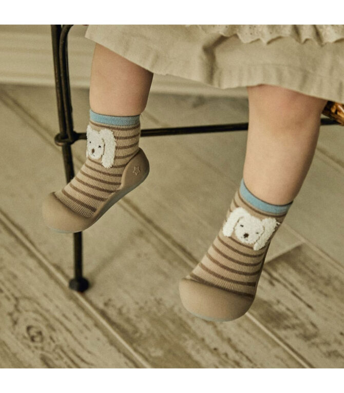 Detalle de los pies de bebé Bebé con los zapatitos con suela de bebé Attipas Big ears Rabbit